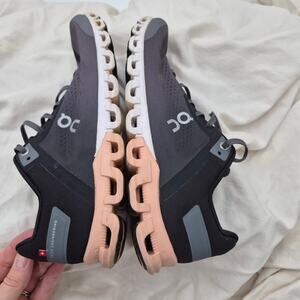 ON RUNNING Cloudflow athletic Sneakers grey and black Women size 8.5